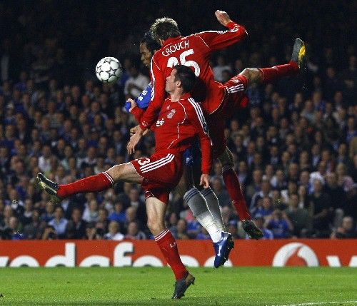 Didier Drogba z Chelsea (vlevo vzadu) svádí v semifinále Ligy mistrů vzdušný souboj s liverpoolskými Peterem Crouchem (uprostřed) a Jamie Carragherem. | Foto: Reuters