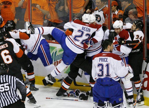 Hromadná rvačka Philadelphia vs. Montreal ve 3. semifinále. | Foto: Reuters