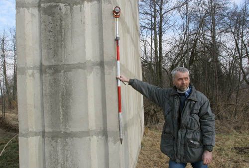 Tutéž výšku pak přenesli na pilíř parovodu za vesnicí, který se nachází v prohlubni, kam by při vylití řeky z břehů přišla voda nejdříve. | Foto: Ondřej Besperát, Aktuálně.cz