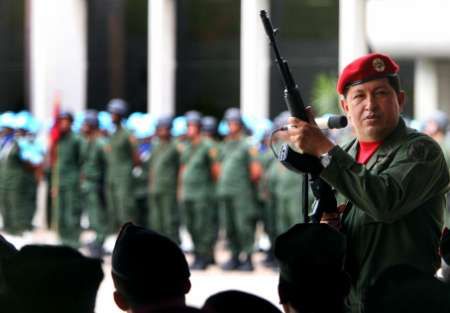 S "kalašnikovem" se nechává rád fotit i venezuelský prezident Hugo Chávez. | Foto: Reuters