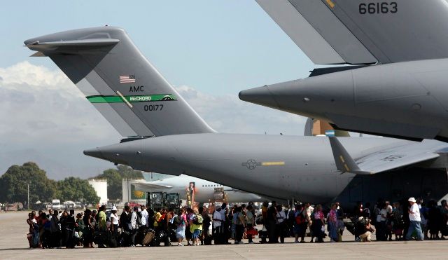 Stovky lidi se připravují k evakuaci z letiště v Port-au-Prince. | Foto: Reuters