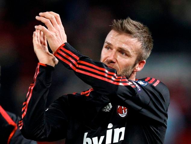 David Beckham Milánu nepomohl. Jeho tým dostal na Manchesteru United příděl, ale Beckhama jeho fandové doprovodili ze hřiště obrovským potleskem. | Foto: Reuters