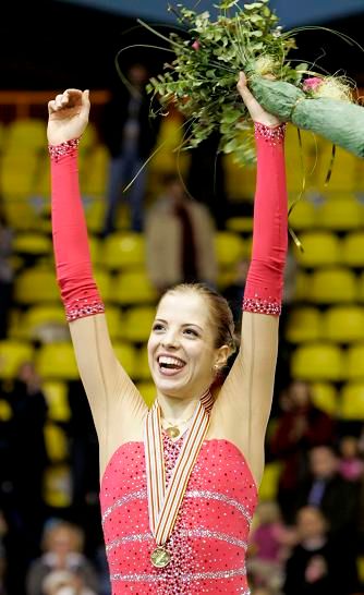 Carolina Kostnerová z Itálie se raduje z titulu | Foto: Reuters