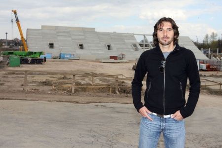 Rozestavěný stadion SK Slavia Praha - Matěj Krajčík se přišel podívat, jak jde výstavba. | Foto: Martin Malý - www.stadioneden.cz.