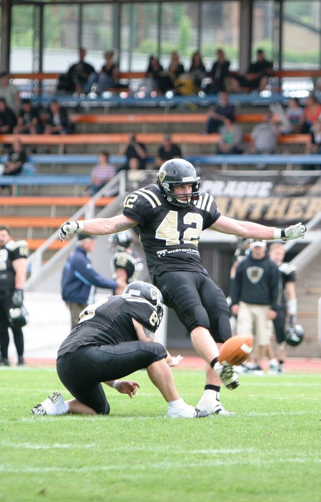 K tomu Panteři navíc přidali i několik bodů z kopů. Po každém touchdownu totiž má mužstvo, které jej položilo, ještě příležtost své konto obohatit o další bod. Hráč u země postaví kopajícímu balon a ten se trefuje mezi tyče. | Foto: Jakub Šafránek