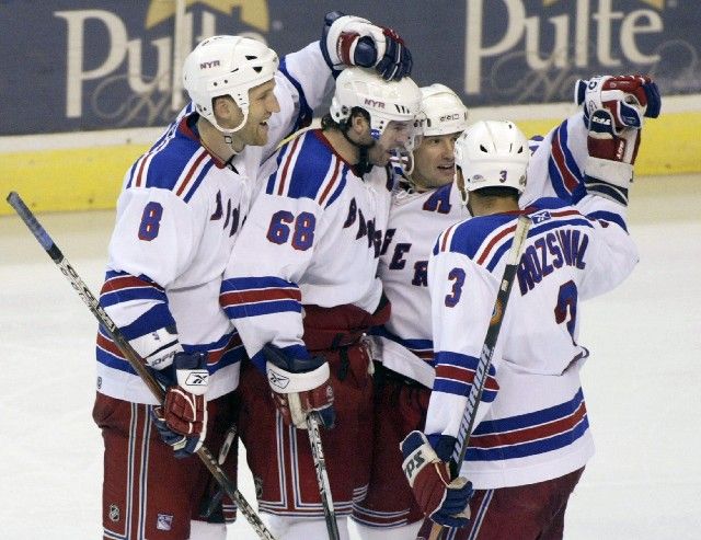 Čeští hokejisté (zleva) Marek Malík, Jaromír Jágr, Martin Straka a Michal Rozsíval se radují ze Strakova gólu do sítě Washingtonu. | Foto: Reuters