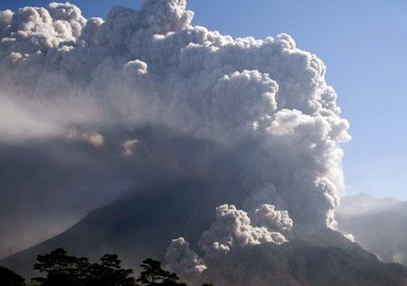 ...sopka už mnoho týdnů vykazuje aktivitu, vesničané už museli být několikrát evakuováni... | Foto: Reuters