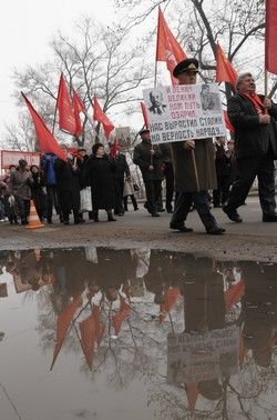 Příznivci komunismu si v Moskvě připomněli výročí VŘSR. Do ulic vyšli s rudými prapory a transparenty | Foto: Reuters