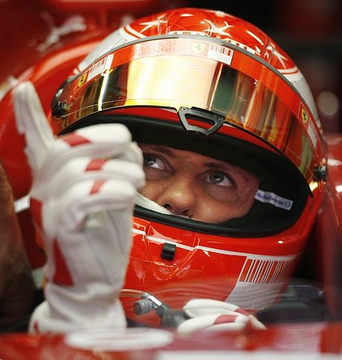 Sedminásobný mistr světa Michael Schumacher se připravuje v Barceloně na test monopostu Ferrari. Do kokpitu formule jedna se vrátil po roce, na konci minulé sezony ohlásil konec závodní kariéry. | Foto: Reuters