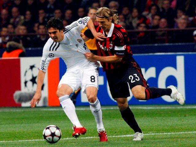 Kaká v souboji s Ambrosinim. | Foto: Reuters