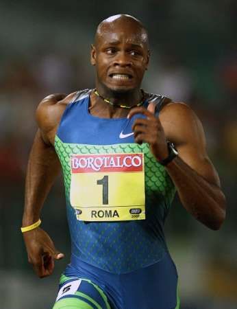 Jamajský sprinter Asafa Powell v závodě Zlaté ligy v Římě při běhu na 100 m. | Foto: Reuters