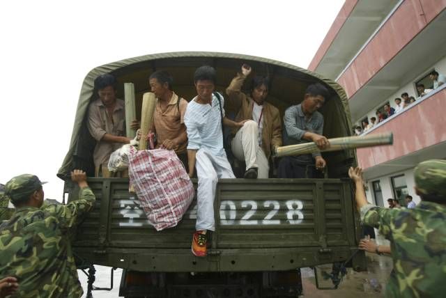 U evakuace asistovala armáda. | Foto: Reuters