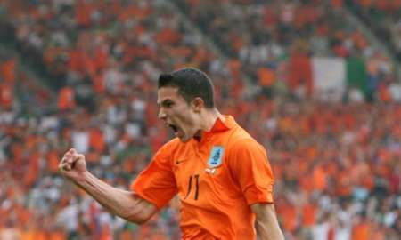 Nizozemský útočník Robin van Persie oslavuje gól, který právě vstřelil do sítě Pobřeží slonoviny. | Foto: Reuters