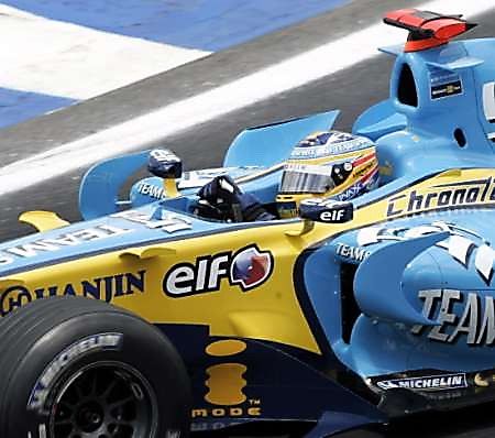 Fernando Alonso s Renaultem na trati kvalifikace GP Brazílie. | Foto: Reuters