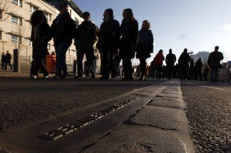 Památní deska na místě, kde stála Berlínská zeď. | Foto: Reuters