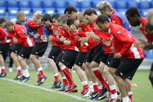 Švýcarská fotbalová reprezentace při pátečním tréninku na stadionu St. Jakob Parku v Basileji. | Foto: Reuters