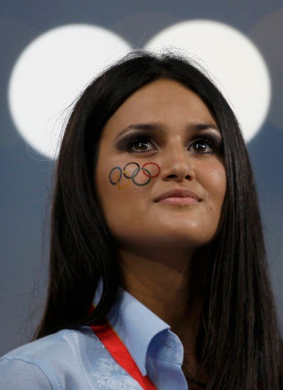 Tato členka paraguajského týmu si namalovala olympijské kruhy na tvář. | Foto: Reuters