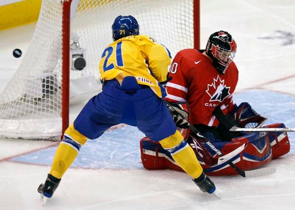 Brankář Dustin Tokarski byl hvězdou domácích | Foto: Reuters