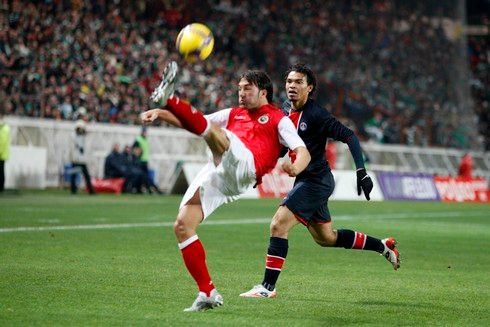 Oscar Serrano z Santanderu odkopává míč před Marcosem Cearou z PSG. | Foto: Sport