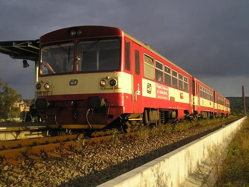 Předtím... dobře známou motorovou regionálku řady 810 s přípojnými vozy řady 010 přetváří Pars Nova v moderní Ragionovy. | Foto: http://prahamhd.vhd.cz