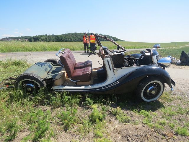 Řidič a spolujezdkyně ve vozu Praga stihli před převrácením z auta vyskočit, přesto byli ale zraněni a odvezla je záchranka. | Foto: Policie ČR