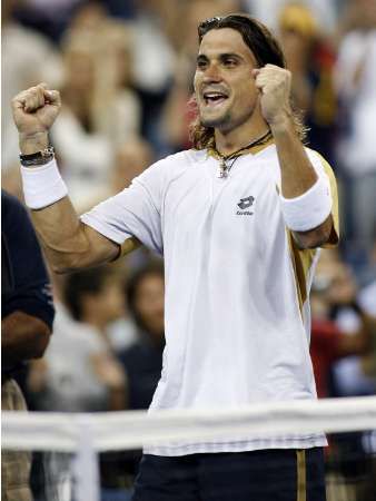 David Ferrer se raduje z výhry nad Rafaelem Nadalem ve čtvrtfinále US Open. | Foto: Reuters