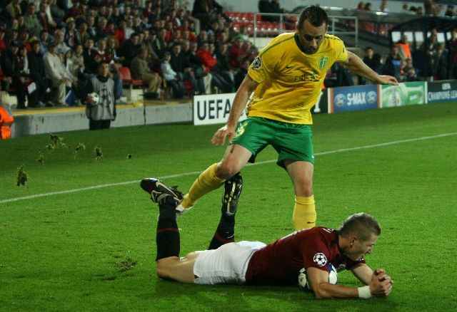 Juraj Kucka na zemi. Na slovenského reprezentanta si Žilinští dávali velký pozor. | Foto: Jakub Šafránek