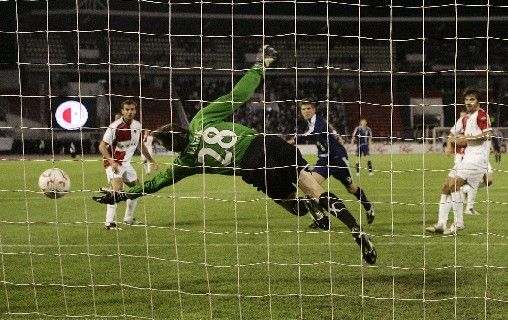 Brankář Slavie Martin Vaniak likviduje stoprocentní šanci Jana Klasse Huntelaara z Ajaxu ve třetím předkole Ligy mistrů. | Foto: Reuters