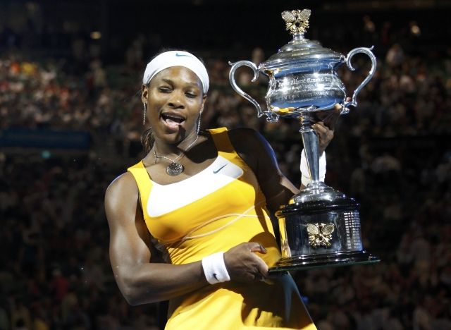 Serena Williamsová s trofejí pro vítězku Australian Open. | Foto: Reuters