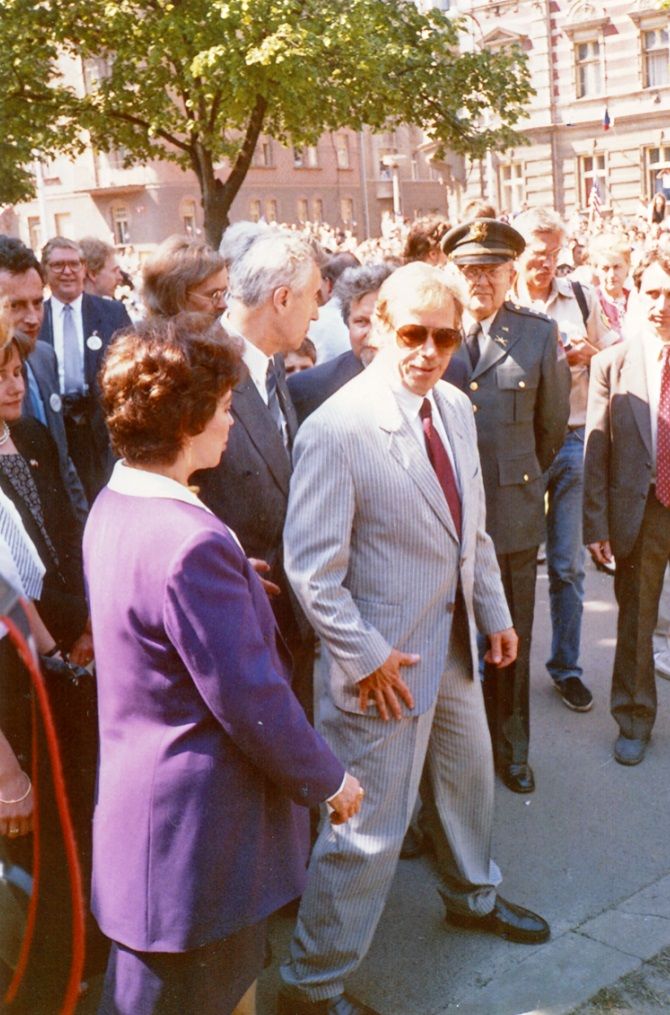 Dagmar Bortlová: Fotografie je ze dne 6. května 1990, z oslav osvobození Plzně americkou armádou. Je na ní pan Václav Havel s americkou velvyslankyní Shirley Temple-Blackovou. | Foto: Knihovna Václava Havla