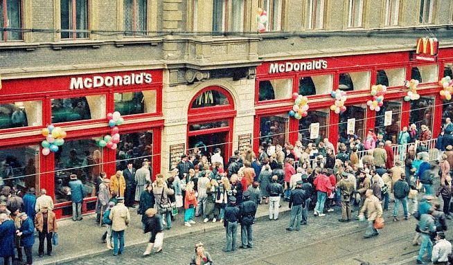 Do Česka expandoval McDonald’s v roce 1992. První restaurace vyrostla v pražské Vodičkově ulici. | Foto: McDonald's ČR