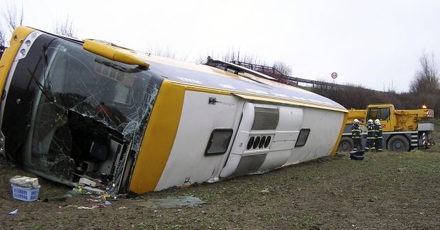 Autobus Student Agency sjel nedaleko Nového Jičína mimo silnici, převrátil se na bok a 16 cestujících utrpělo lehká zranění. | Foto: Aktuálně.cz