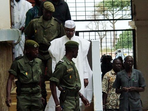 Čadský exprezident Hissene Habre (v bílém) odchází od senegalského soudu, který měl rozhodnout o jeho vydání do Belgie. | Foto: Reuters