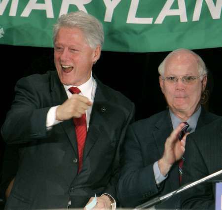 A to je on: Demokratický kandidát na post senátora Ben Cardin (vpravo). V kampani jej podpořil exprezident USA Bill Clinton. | Foto: Reuters