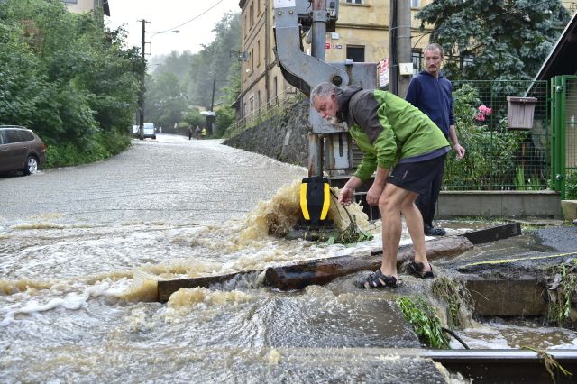 Kvůli zaplaveným kolejím přestaly jezdit vlaky i mezi stanicemi Děčín hlavní nádraží a Děčín-Prostřední Žleb. | Foto: ČTK