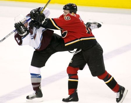 Ken Klee v souboji s Waynem Primeau během zápasu Colorada s Calgarym. | Foto: Reuters