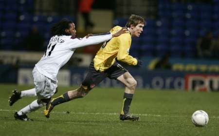 Alexander Hleb se vrátil do sestavy, Arsenal postoupil do pátého kola FA Cupu. Rozhodující gól ale vstřelil jiný uzdravený fotbalista, Fredrik Ljungberg. | Foto: Reuters