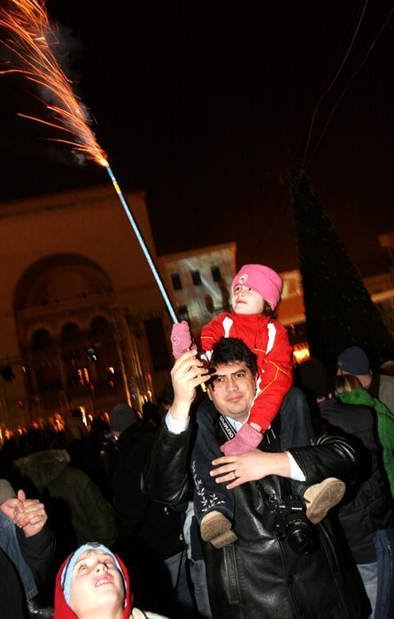 O silvestrovské noci byli tolerantní i strážníci. Domácí petardy a ohňostroje jsou od letošního roku v Rumunsku zakázány. | Foto: Ondřej Besperát