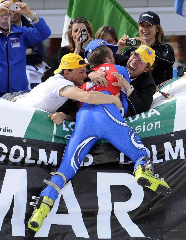 Italský sjezdař Manfred Mölgg slaví se svými příznivci zisk malého Křišťálového globu za slalom. | Foto: Reuters