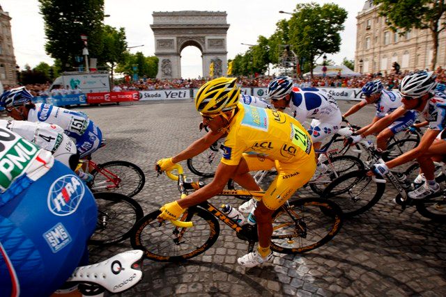 Cyklisté v centru Paříže | Foto: Reuters