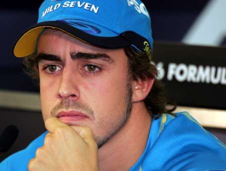 Pilot stáje Renault Fernando Alonso na tiskové konferenci před Velkou cenou Japonska v Suzuce. | Foto: Reuters