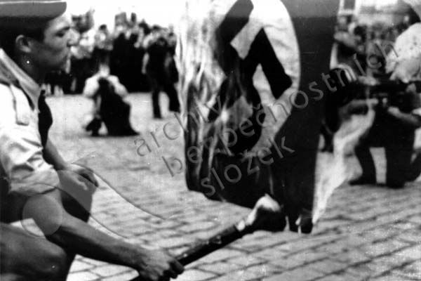 Ničení nacistických symbolů se stalo jedním z hlavních projevů květnového povstání | Foto: Archiv bezpečnostních složek