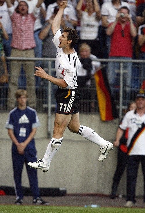 Německý útočník Miroslav Klose se raduje z gólu do slovenské sítě v kvalifikačním zápase o EURO 2008. | Foto: Reuters