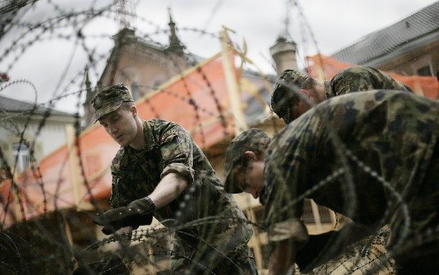 Švýcarští vojáci připravují starou věznici v Basileji na příval nových nedobrovolných návštěvníků během fotbalového Eura. | Foto: Reuters