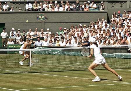 Momentka z finále ženské dvouhry ve Wimbledonu: vlevo Amélie Mauresmová, vpravo Justine Heninová-Hardenneová. | Foto: Reuters