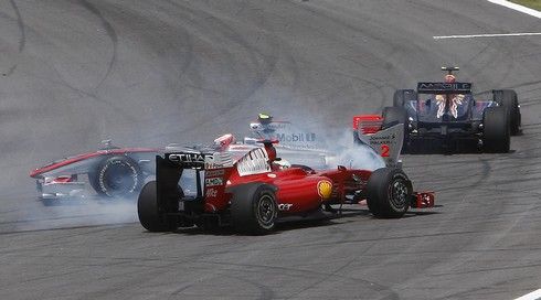 Kimi Räikkönen v kolizi na trati | Foto: Sport