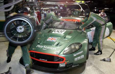 Tomáš Enge se svým vozem Aston Martin DBR9 v boxech v Le Mans. | Foto: Reuters