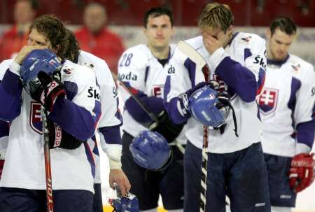 Slovenští hokejisté smutní po čtvrtfinálovém vyřazení. | Foto: Reuters