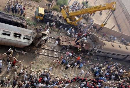 Při srážce dvou vlaků v Egyptě zahynulo na osmdesát lidí, dalších víc než 160 bylo zraněno. | Foto: Reuters