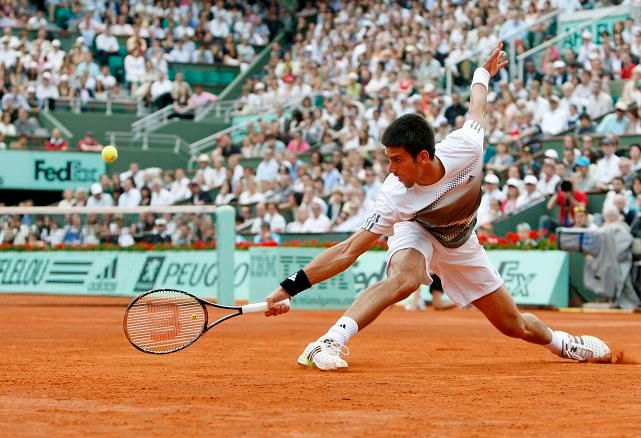 Novak Djokovič a jeho akrobatická záchrana míčku | Foto: Reuters